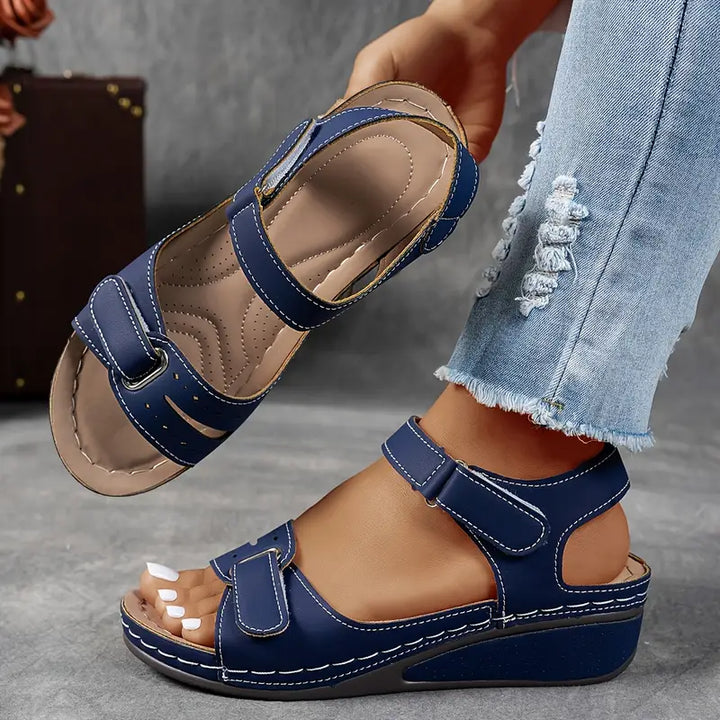 Theresa | Damensandalen mit offener Spitze, Knöchelriemen und Plateausohle