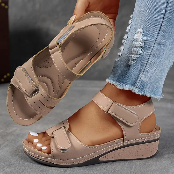 Theresa | Damensandalen mit offener Spitze, Knöchelriemen und Plateausohle