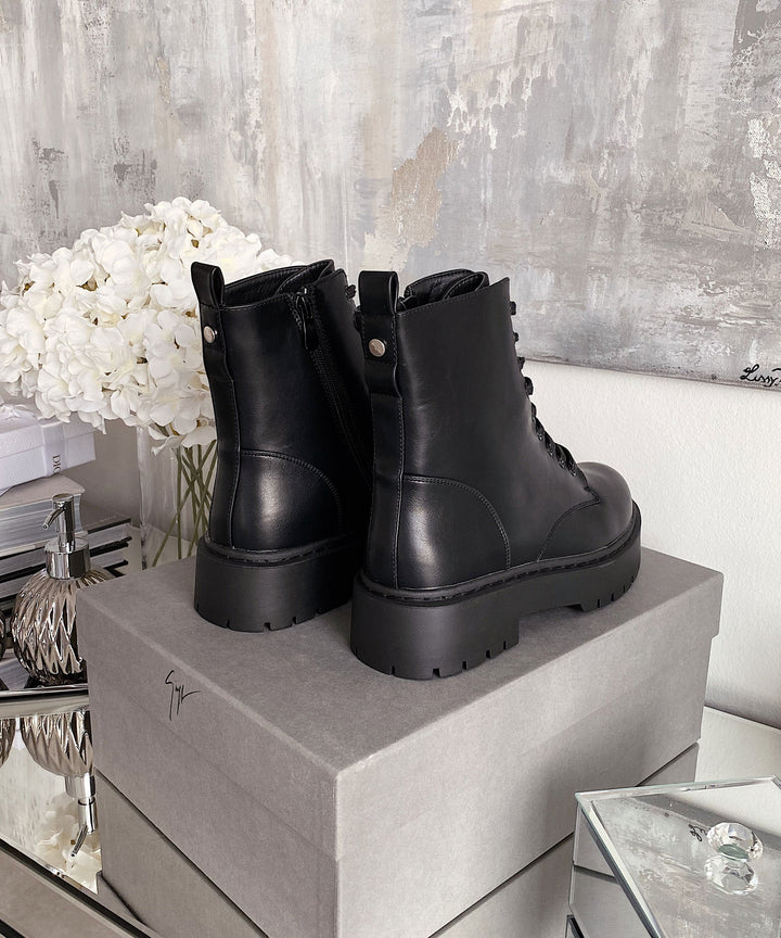 Schwarze Kampfstiefel für Damen | Mit Plateau und Schnürsenkeln