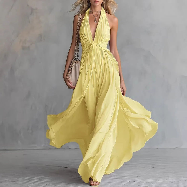 Langes Abendkleid mit Neckholder und offenem Rücken | Fließendes Maxikleid mit sanfter Plissee-Optik für Veranstaltungen