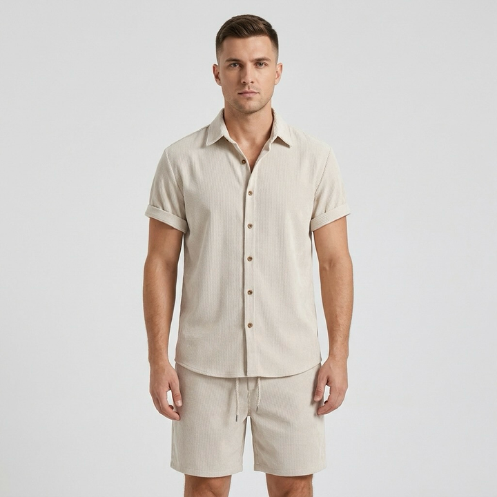 Completo estivo da uomo con camicia a maniche corte e pantaloncini