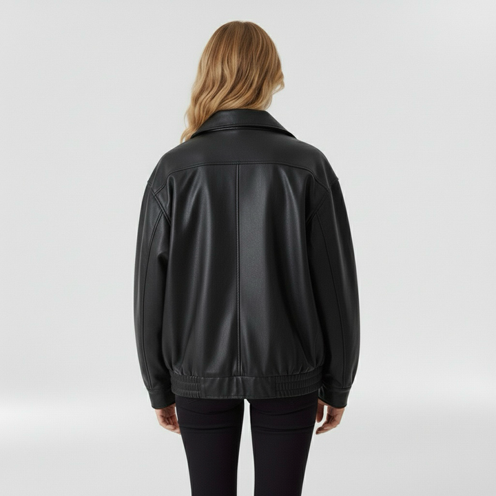 Giacca ampia in pelle sintetica per donna, ideale da indossare quotidianamente con uno stile informale.