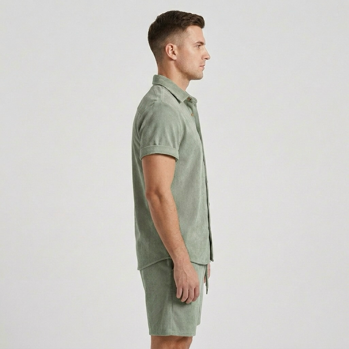 Completo estivo da uomo con camicia a maniche corte e pantaloncini