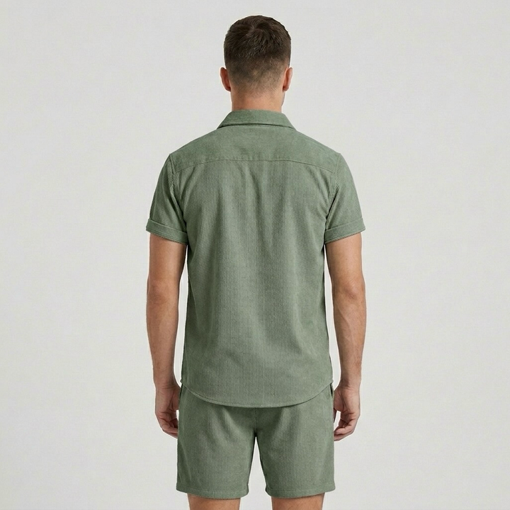 Completo estivo da uomo con camicia a maniche corte e pantaloncini