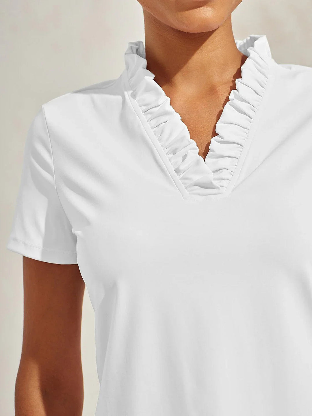 Golf-Poloshirt für Damen mit UV-Schutz UPF50+ und V-Ausschnitt mit Rüschen | Atmungsaktives Sport-T-Shirt mit kurzen Ärmeln