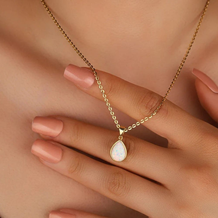 Náhrdelník s přívěskem z kapky přírodního opálu 18K