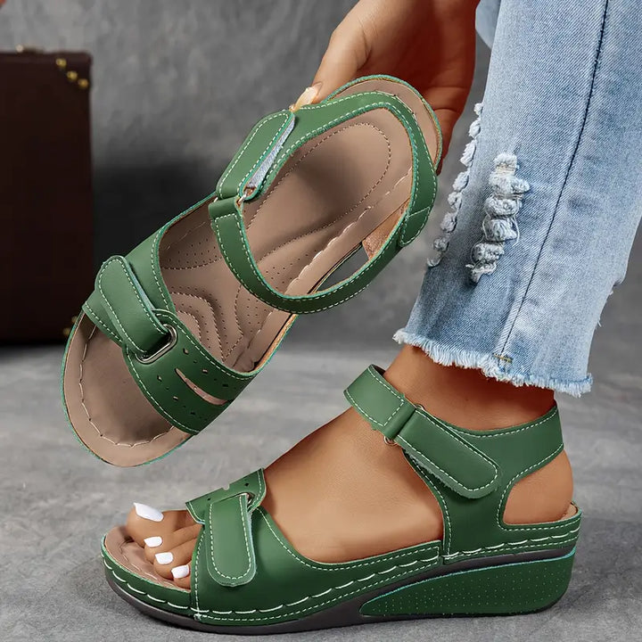 Theresa | Damensandalen mit offener Spitze, Knöchelriemen und Plateausohle